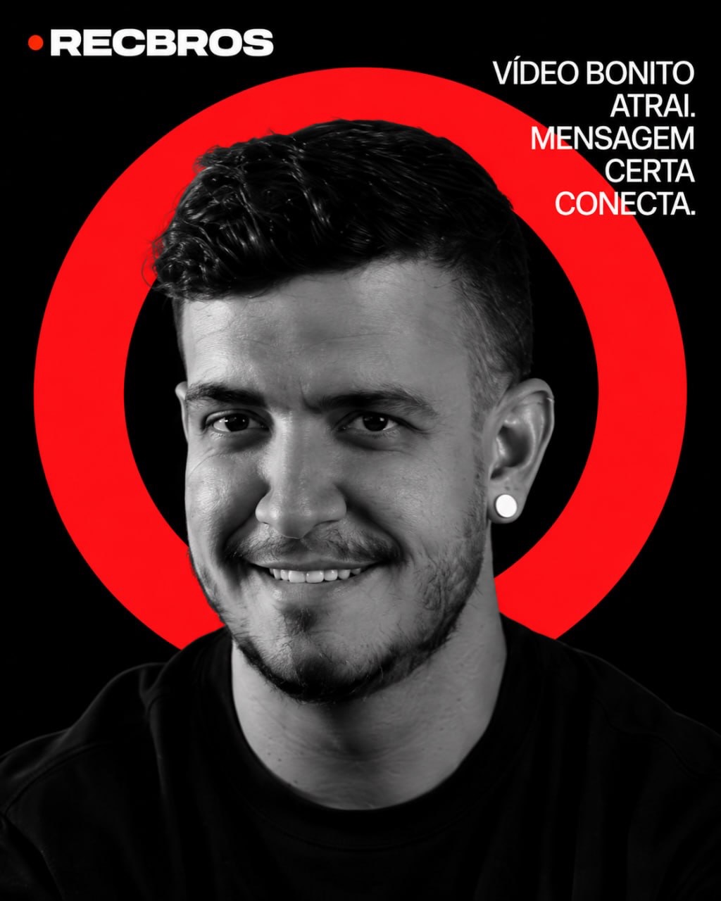 Retrato de Lucas em preto e branco, com círculo vermelho e o texto Vídeo bonito atrai. Mensagem certa conecta.