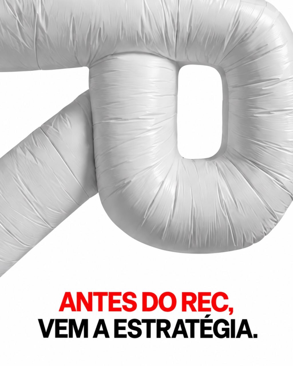 Arte em fundo branco com letras infláveis cinza e a frase Antes do REC, vem a estratégia em vermelho e preto.